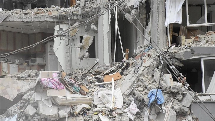 Adana'da depremde yıkılan binaların zemininde 