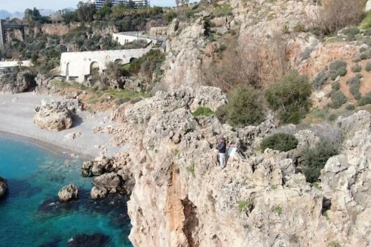 Antalya’da 30 metrelik falezlerin ucunda tehlikeli olta
