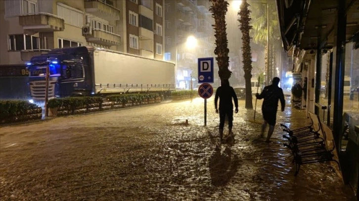 Antalya'da sert yağmur sere bozukluk oldu