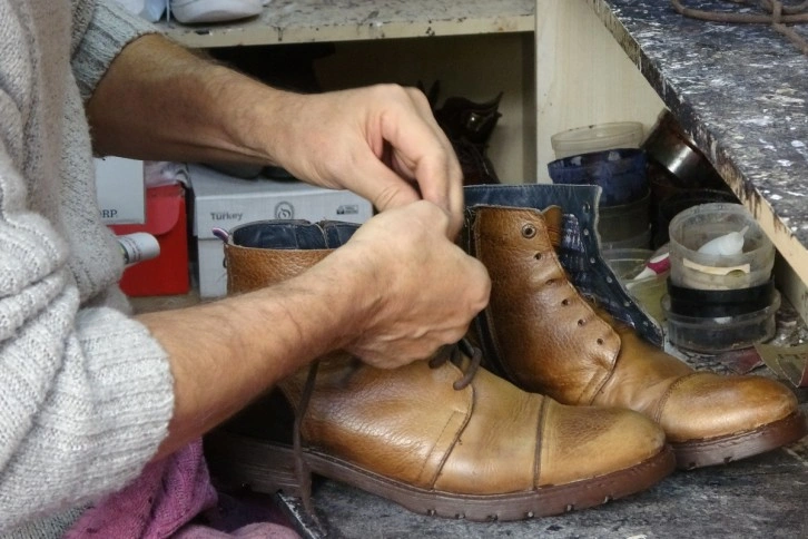 Ayakkabı tamircisinde unutulan eşyalar ihtiyaç sahiplerine veriliyor