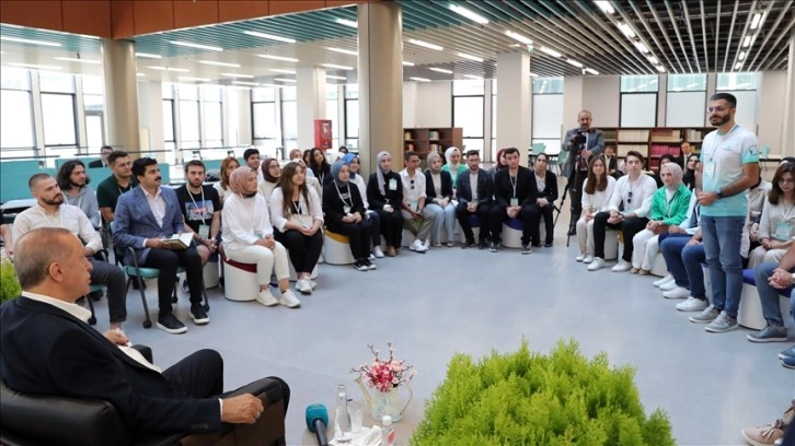 Cumhurbaşkanı Erdoğan, kitabevi açılışı sonrası gençlerle ortak araya geldi