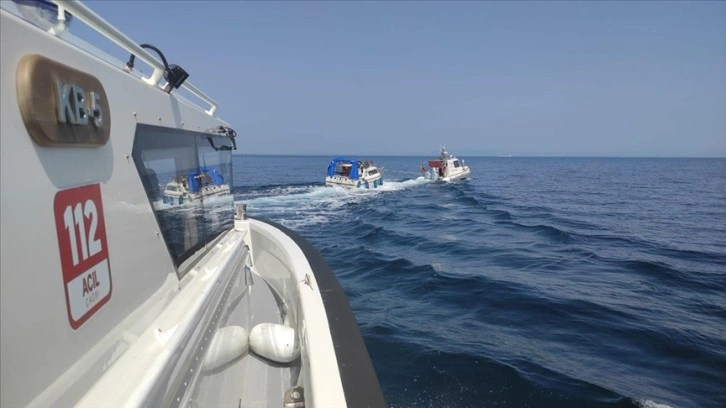 Denizde sürüklenen tekne, Serdar 7M Sahil Gözetleme Radarı'yla belirleme edilerek kurtarıldı