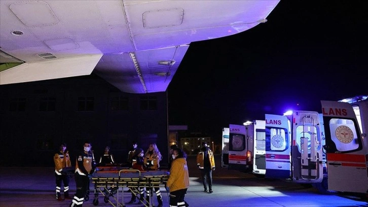 Deprem sahasından 5 yaralı cankurtaran uçakla İstanbul'a getirildi