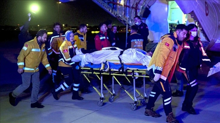 Deprem sahasından afetzede ve yaralılar uçakla İstanbul'a getirildi