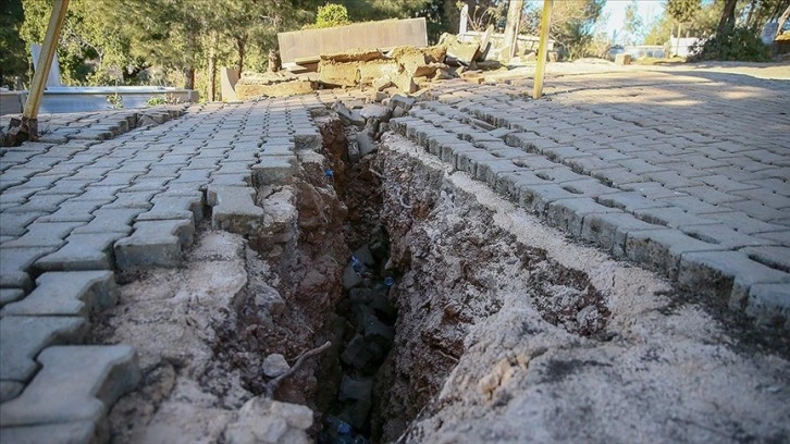 Deprem zımnında Nurdağı'nın Gökçedere Mahallesi'nde yarıklar oluştu