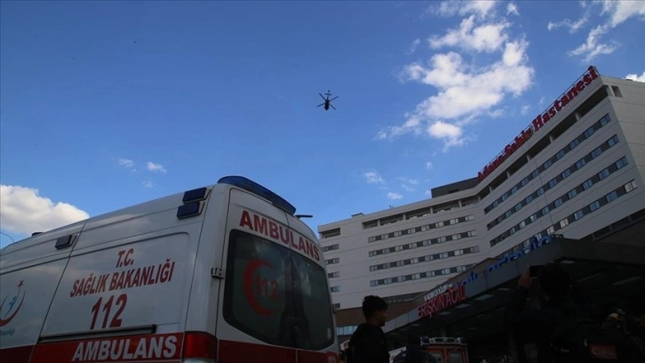 Depremde yaralananlar, helikopterle Adana'daki hastaneye atıf ediliyor