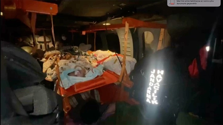 Depremzede 8 bebek hususi kuvvetli jandarma helikopteriyle Kahramanmaraş'tan Adana'ya sevk