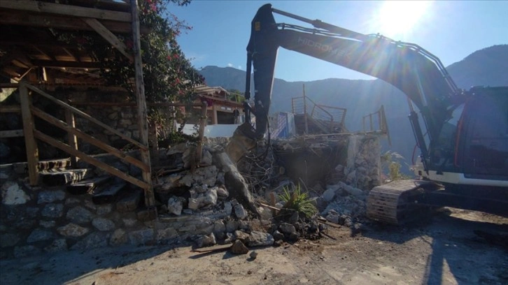 Fethiye’de gümrüksüz çatı yıkımları sürüyor