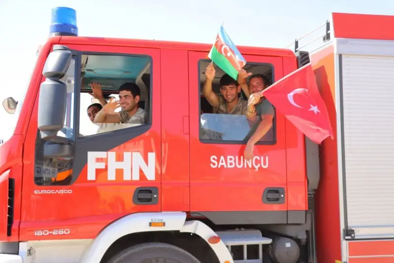 Görev tamam: Azerbaycanlı itfaiyeciler dönüş yolunda