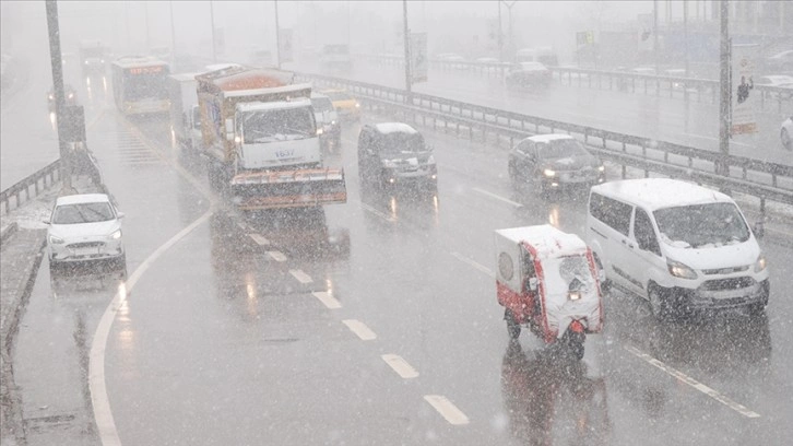 İstanbul'da tesirini sürdüren kar yağışı kazalara illet oldu