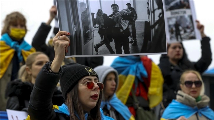 İstanbul'da canlı Ukraynalılar Rusya'yı protesto etti