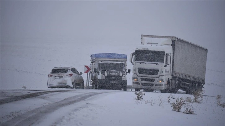Kars-Göle kişmiri yolunda&#160;kar yağışı, sürücülere ağır anlamış olur yaşattı