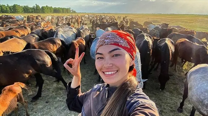 Kazakistan’ın ücra bir köyünde yaşayan genç kadın köyün at sürüsünü tek başına yönetiyor