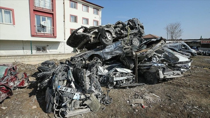 Malatya'da depremden sonraları otoparka çekilen araçlar görüntülendi