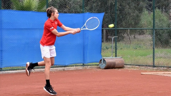 Milli takımın 16 yaşındaki tenisçisi, şampiyonalarda vuraç sallamayı hedefliyor