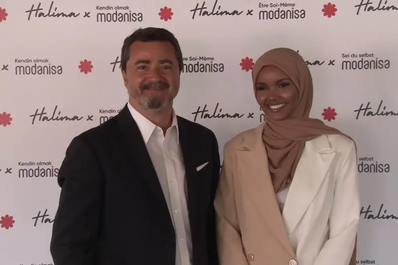 Modanisa global mottosunu tüm dünyaya Halima Aden ile duyurdu: 'Kendin olmak Modanisa'