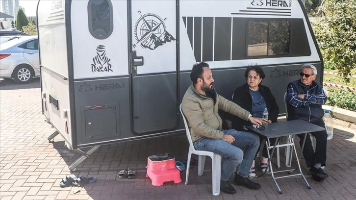Nurdağı'ndan Mersin'e mevrut depremzede familya karavanda yaşıyor
