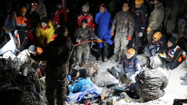 Şanlıurfa'da yıkılan yapının enkazından 22 sayaç sonraları birlikte avrat kurtarıldı