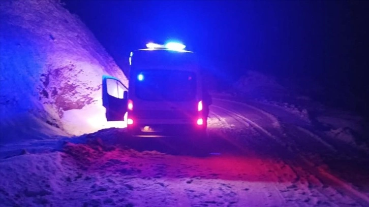 Siirt'te karda kuşatılmış küsurat ambulansı takımlar kurtardı