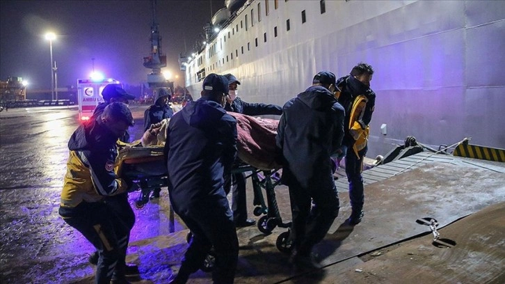 TCG İskenderun gemisiyle Mersin'e getirilen yaralılar hastanelere gönderme edildi