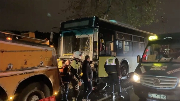 Üsküdar'da yağmur zımnında kayganlaşan yolda direğe çarpan İETT otobüsü hasar gördü