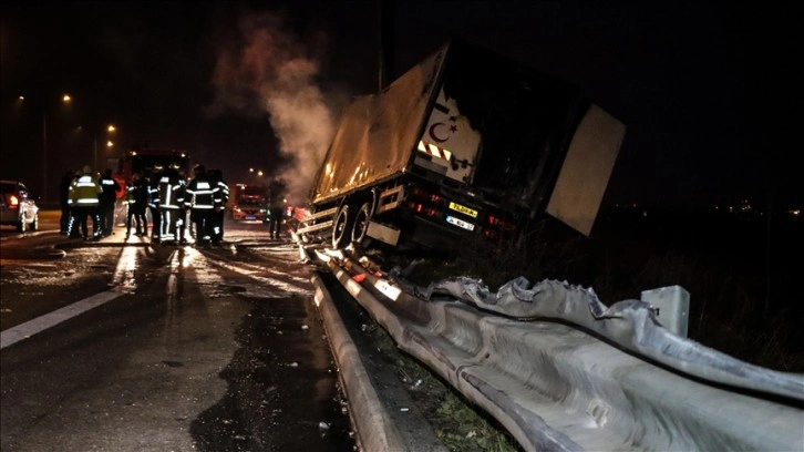 Yönlendirme direğine çarpıp yanan kamyondaki 2 ad öldü, 2 ad ciddi yaralandı