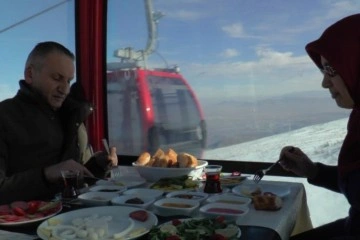 2650 metre yükseklikte kahvaltı ve yemek keyfi