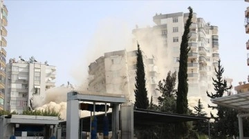 Adana'da deprem zımnında "acil yıkılacak" binalarda yıkım sürüyor