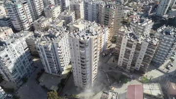 Adana'da depremde hasar gören 14 eğik apartmanın yıkımına başlandı