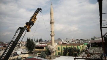 Adana'da depremde hasar gören minareler kontrollü halde yıkılıyor