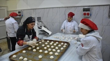 Adana'da depremi canlı öğretmen ve öğrenciler, facia bölgesi düşüncesince ekmek üretiyor