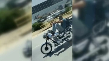 Adana'da motosiklet sürücüsünün sakıncalı yolculuğu kameraya yansıdı