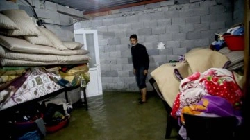 Adana'da sağanak zımnında birtakımı evleri su bastı