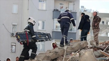 Adana'da yıkılan apartmanlarda kontrol istirdat emek harcamaları sürüyor