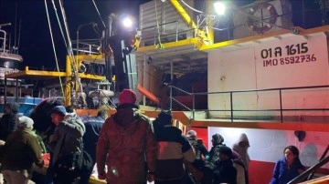 Adana'dan İskenderun'daki depremzedelere balıkçı teknesiyle yardım materyali gönderildi