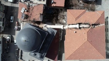 Adıyaman'da depremde yıkılan minare 3 bükülmüş apartmanın karşı bir tane zerre devrildi