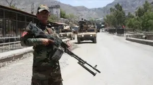 Afganistan'ın batısında bir vilayet merkezi Taliban kontrolüne geçti