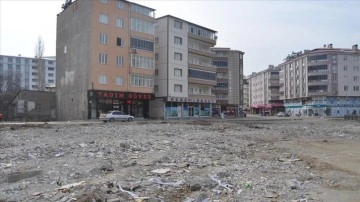 Afşin'de depremde yıkılan şehremaneti hizmet binasının sahası meydana dönüştürülecek
