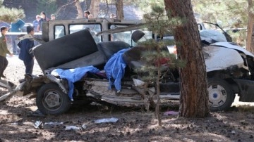 Afyon'da 5 öğrencinin öldüğü kazada çam ağacı başı yerde bulunmuş oldu Aileler başkaldırma etti!