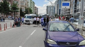 Afyonkarahisar'da 9 otomobilin karıştığı müteselsil trafik kazasında 19 insan yaralandı
