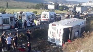 Afyonkarahisar'da yolcu otobüsünün devrilmesi kararı 1 insan öldü, 30 insan yaralandı