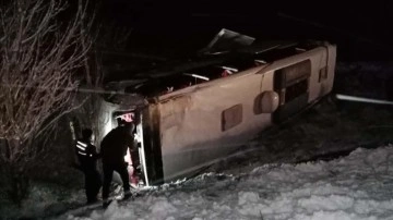 Afyonkarahisar'da yolcu otobüsünün devrilmesi kararı 21 insan yaralandı