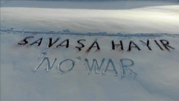 Ağrı'da kar için dev yazılar yazarak 'savaşa hayır' dediler