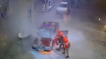 Aksaray'da akaryakıt istasyonundaki arabada çıkan yangın güvenlik kamerasında