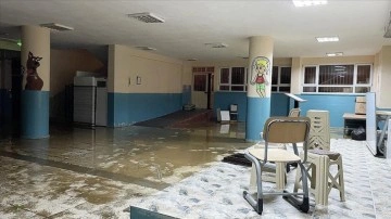 Alanya'da boğanak zımnında birtakım ev, iş noktayı ve seralar ile müşterek okulu su bastı