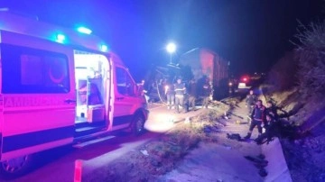 Amasya’da trajik kaza! Tiyatro oyuncularını haiz minibüs tıra çarptı: Ölüler ve yaralılar var!