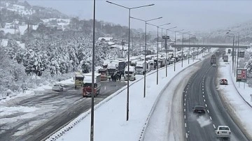 Anadolu Otoyolu'nun Bolu kesiminde kar dolayısıyla Ankara yönüne erişim sağlanamıyor