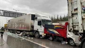 Anadolu Otoyolu'nun Kocaeli kesiminde müteselsil gidiş geliş kazasında 4 isim yaralandı