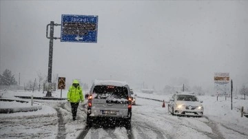 Antalya-Konya kişmiri yolu menfi iklim şartları zımnında trafiğe kapatıldı