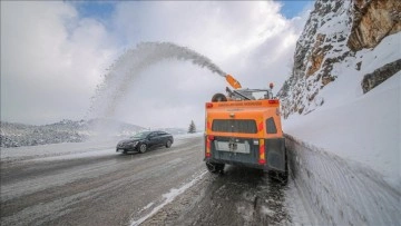 Antalya-Konya kişmiri önünde karla mücadele emek vermesi sürüyor